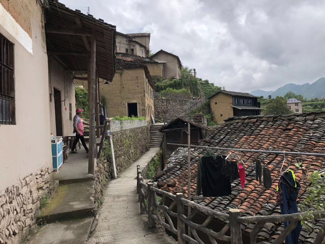 黃泥青瓦疊山間
