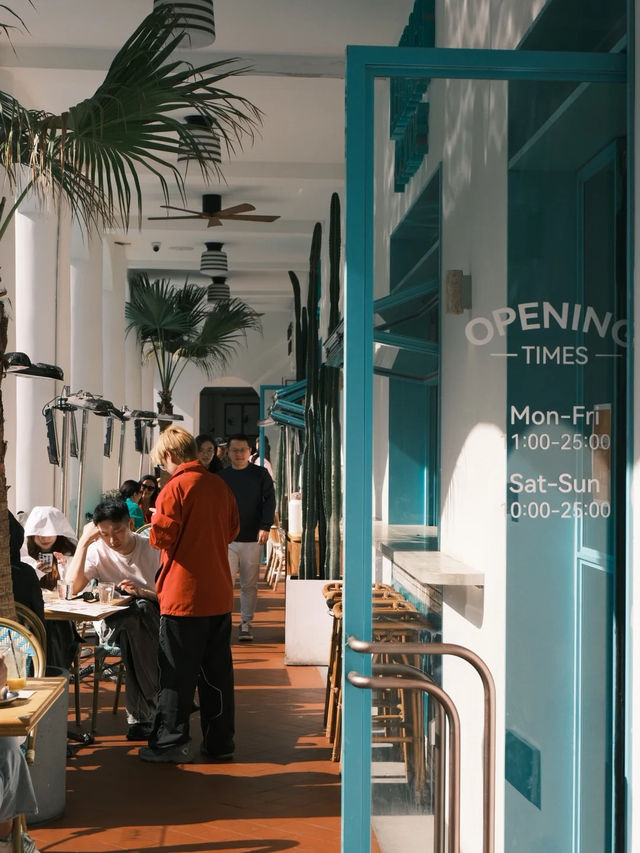 上海上生新所百年建築咖啡！海軍俱樂部泳池打卡，歐洲度假風滿分⛱️