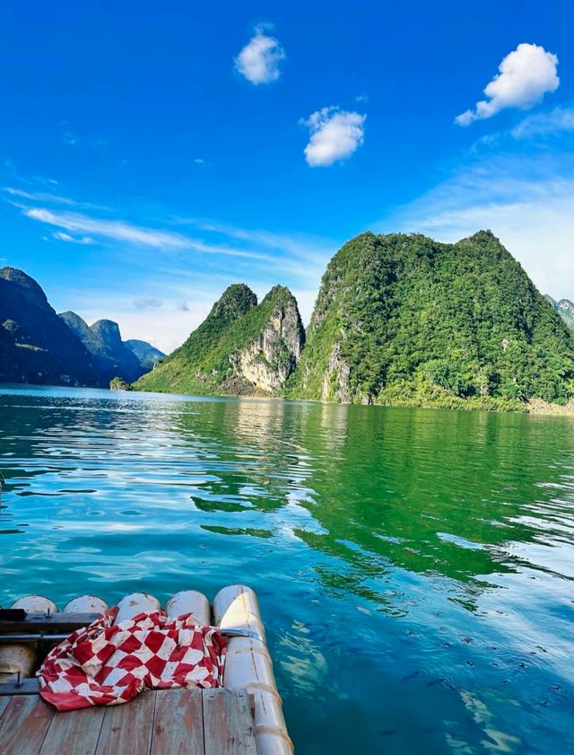 浩坤湖:喀斯特秘境中的翡翠明珠 浩坤湖:喀斯特秘境中的翡翠明珠