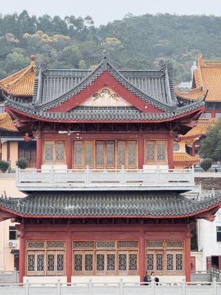 Discovered a beautiful temple located in a small county town ah ah