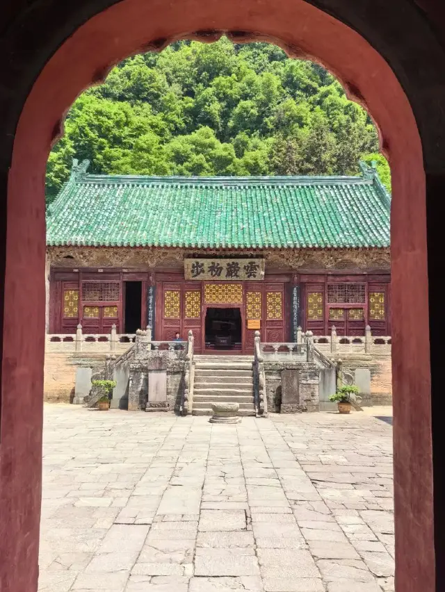 Danjiangkou / วัดบูชา