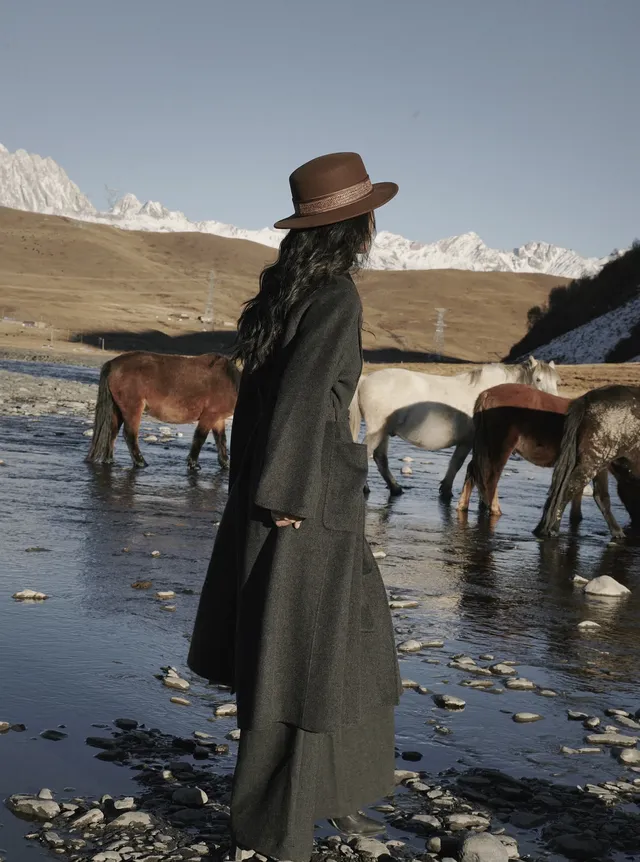 在雪山的凝視下,感受生命的奔放與靈性 在雪山的凝視下,感受生命的奔放與靈性