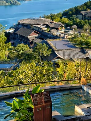 Favorite Infinity Cliff Hot Spring Pool - Soak in the hot spring while enjoying the lake view!