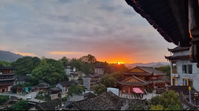 掛在瀑布上的千年古鎮，夜遊吊腳樓、晨賞日出