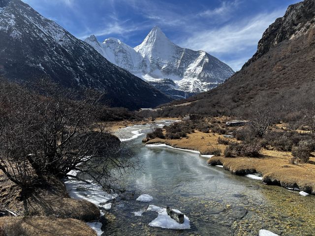 行程進行的時間是12月初，是川西旅行的淡季，雖然因為天氣寒冷和高原反應給到行程中有一些挑戰性，但是除