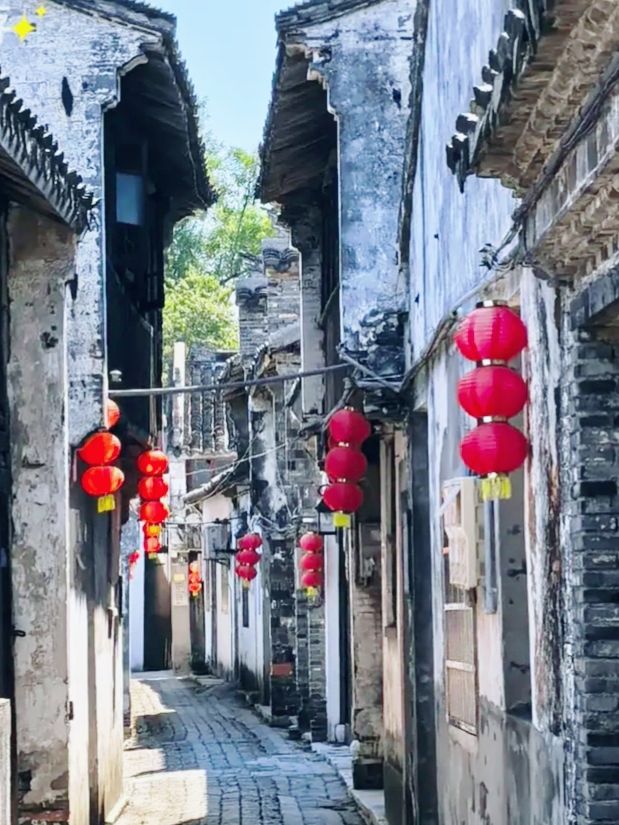 唐代楊氏家族在此修建的橋樑，連接南北，成為古鎮的象徵