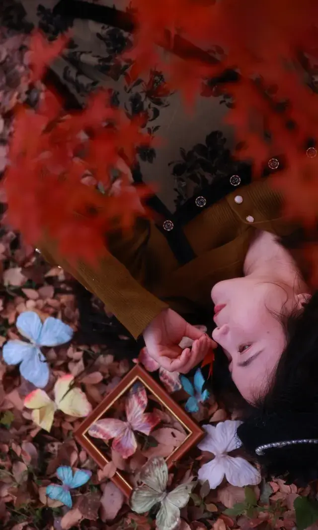 你在人潮擁擠的西湖邊,我在花開海上紅楓自由自在 你在人潮擁擠的西湖邊,我在花開海上紅楓自由自在