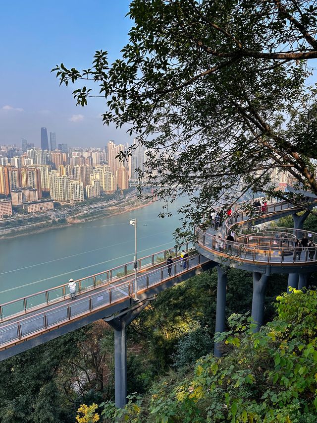 重慶鵝嶺公園|俯瞰山城的絕美視角 來重慶住全季兩江幸福廣場酒店,去鵝嶺公園超方便,地鐵就能到