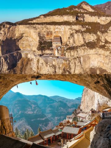 อย่าแค่ไปเยี่ยมชมวัดแขวน! นี่คือกลุ่มวัดโบราณที่ตั้งอยู่บนหน้าผาในมณฑลชานซี...