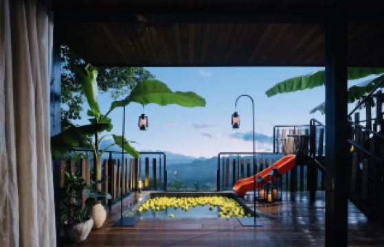 ฝนตกในคืนที่มีบ่อน้ำแร่ส่วนตัว