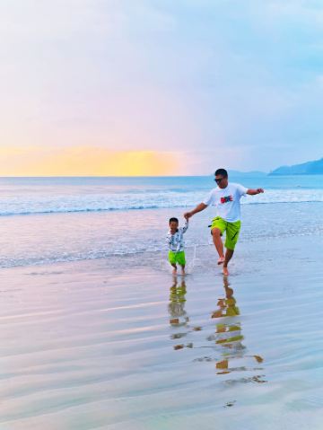 ในช่วงนอกฤดูกาลท่องเที่ยวที่ว่านหนิง พ่อลูกคู่หนึ่งได้ใช้ชายหาดทั้งหมดเพียงลำพัง! มันผ่อนคลายมาก ๆ