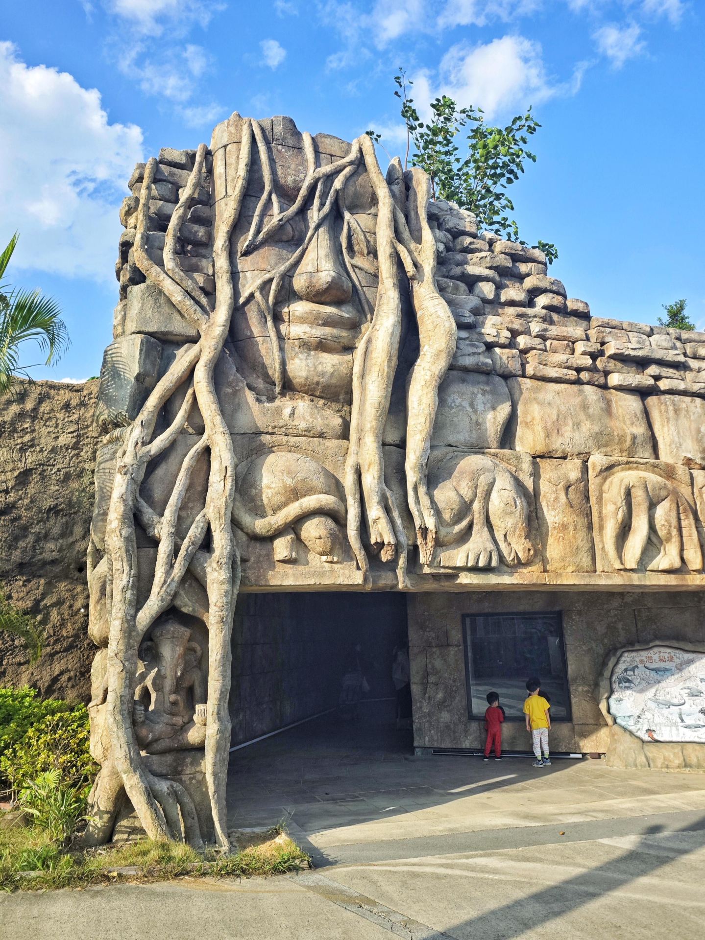 Budget Travel Review | A Cheap Day Trip to Okinawa Zoo & Museum