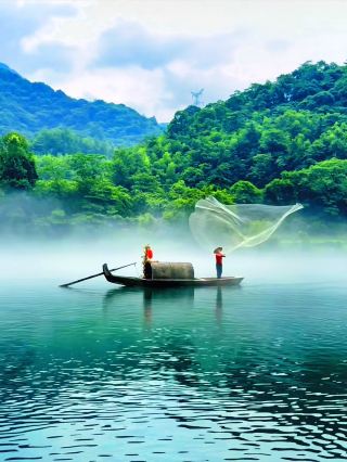 In Hunan, I captured the scene from the ancient poem "A boat drifts through misty waves overnight"