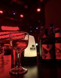 藏在都市裡的古堡酒吧,夜色與燭光皆浪漫