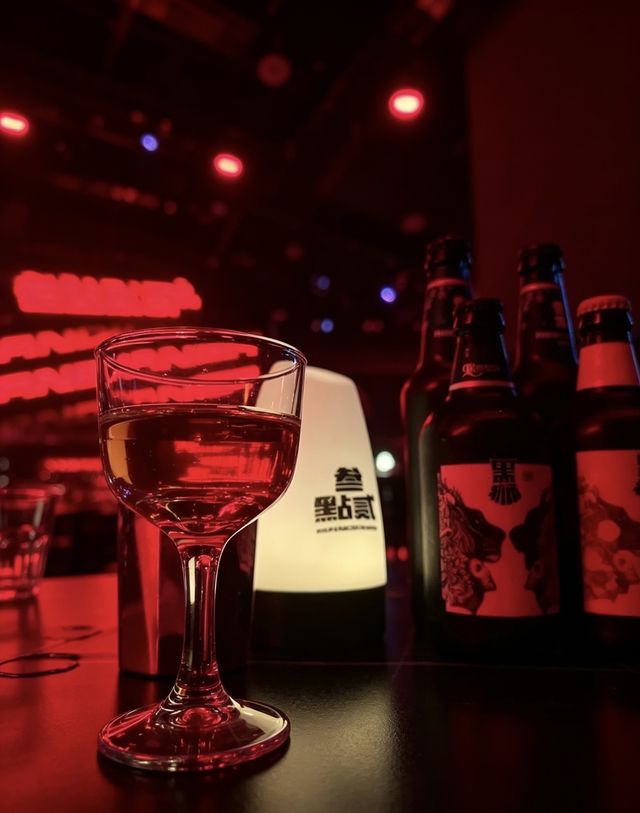 藏在都市裡的古堡酒吧,夜色與燭光皆浪漫