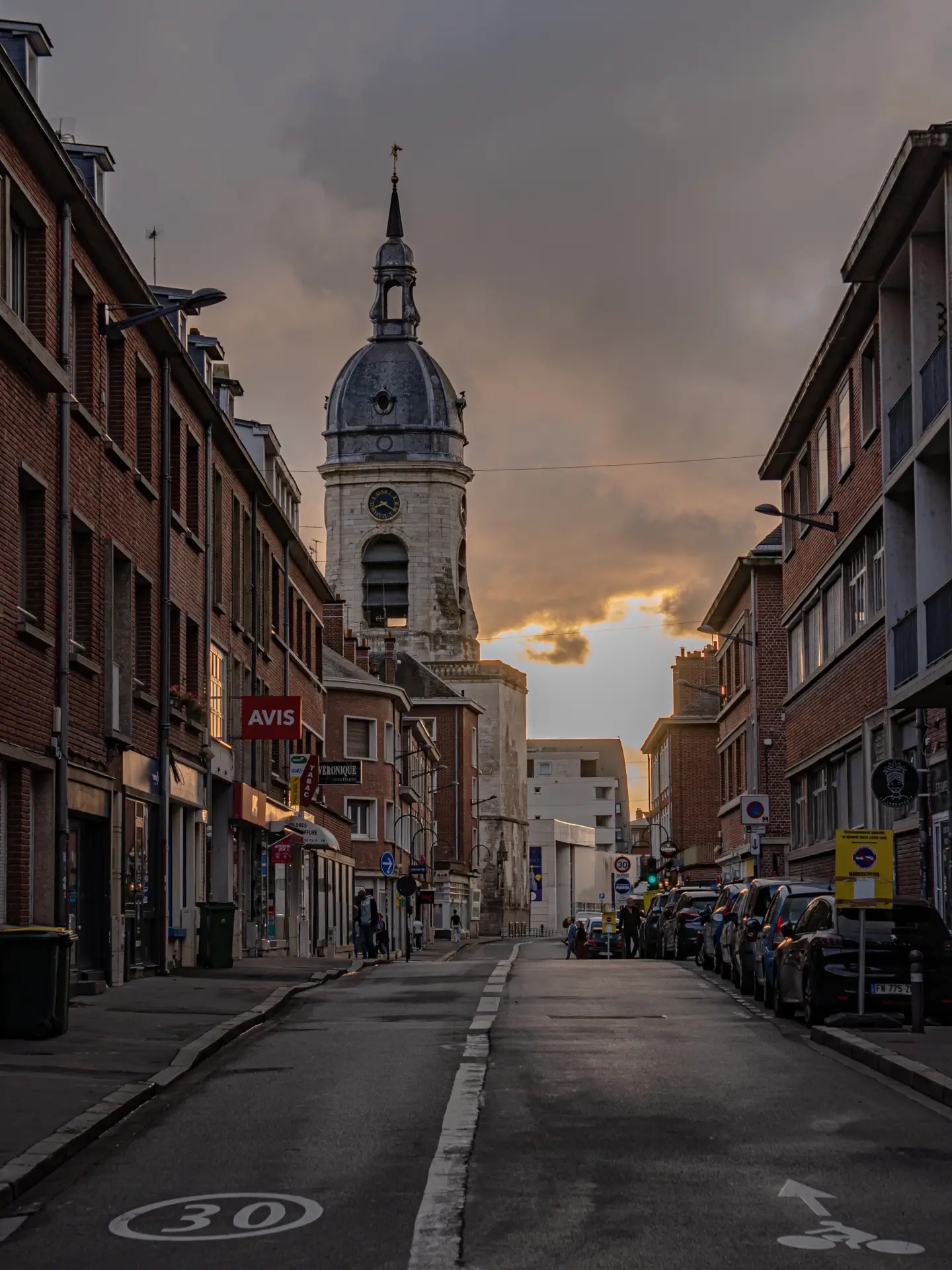 Katedral Amiens adalah contoh arsitektur Gotik yang menakjubkan.