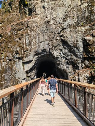 【奧賽羅隧道】百年老鐵路峽谷隧洞+木棧道，在賞景中回望歷史！