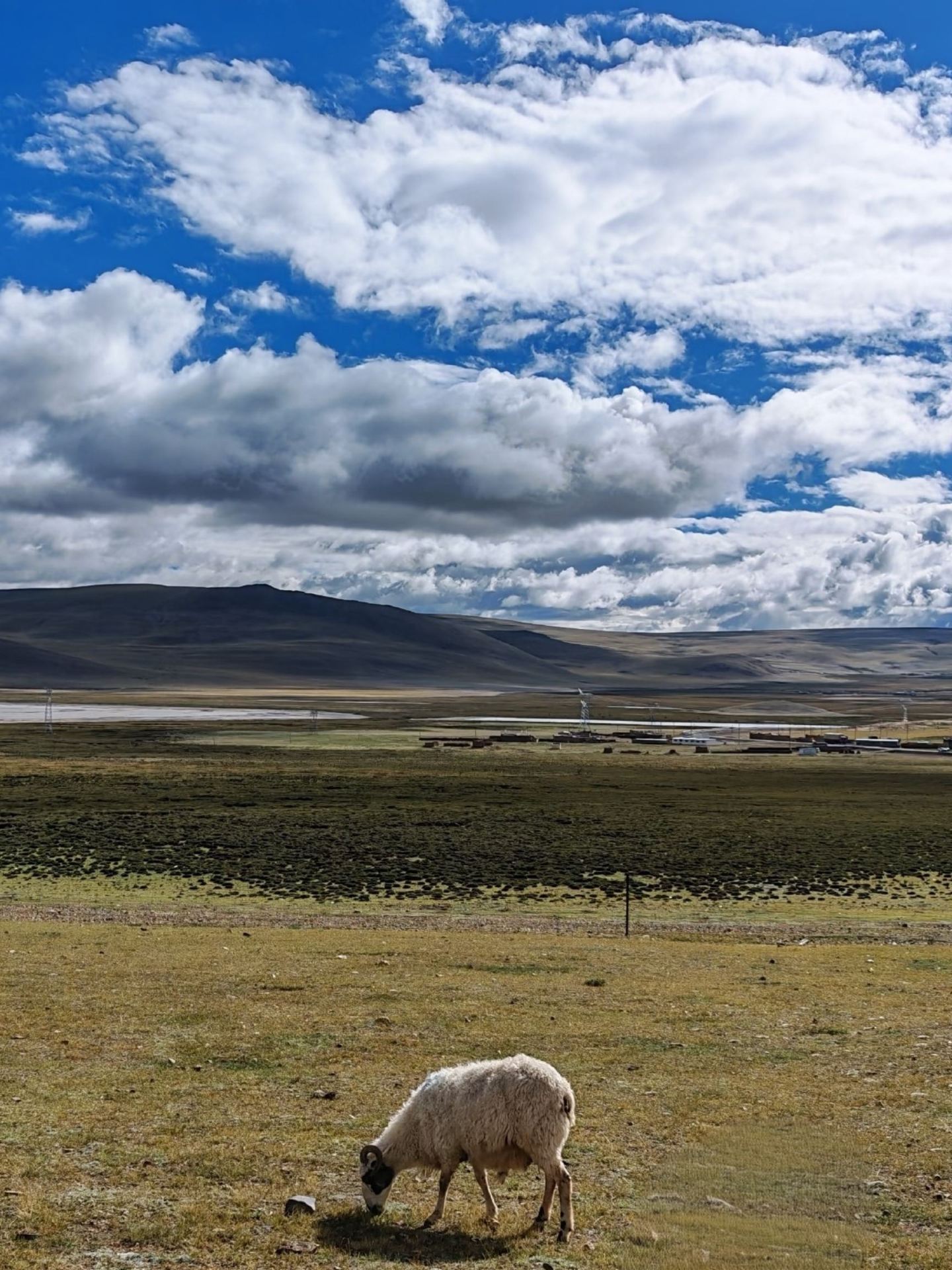 Head to Lhasa and beyond for the October holiday—you won't regret it, as it's full of soul-soothing scenery.