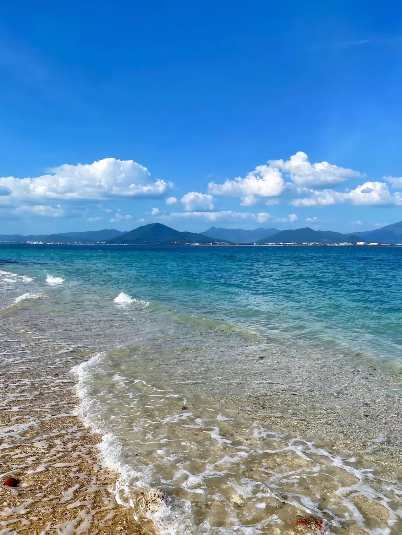 終於奔赴瓊海的夏天！清涼海風撲面而來，裹挾淡淡的鹹濕氣息，暖融融的落日光線鋪滿整片沙灘，踩在細軟的