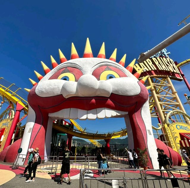 Spooky Ocean Park full of ghosts who are keen to take picture with you