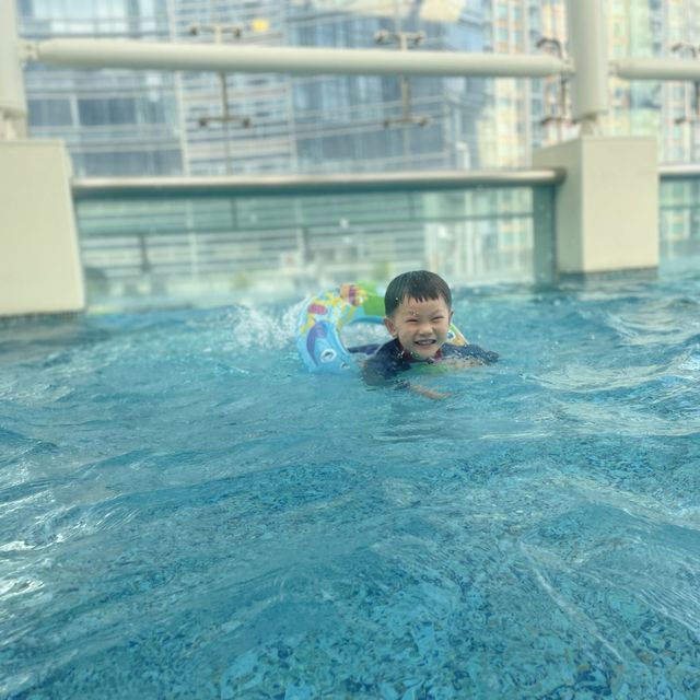 一年四季室內泳池🏊🏼‍♀️室外泳池就在這裏🏊🏻‍♂️