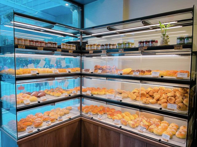 呢度每一款麵包同Bagel 都係自家烘焙，除左口感出色之外，佢地既Bagel 口味選擇又夠多，咸同甜都有供應，岩哂唔同既朋友仔～