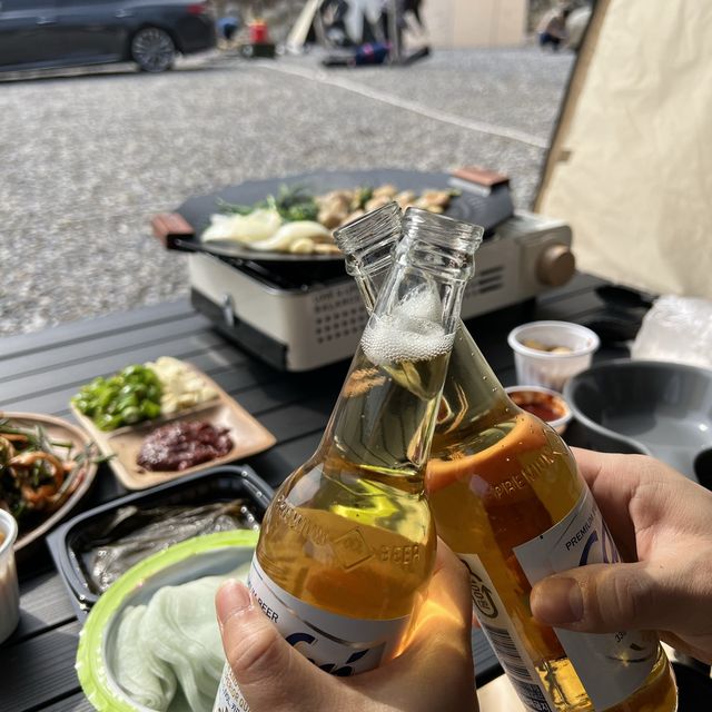 한 가운데 엄청 큰 달이 밝게 빛을 내고 있는 캠핑장으로 초대합니다🤭