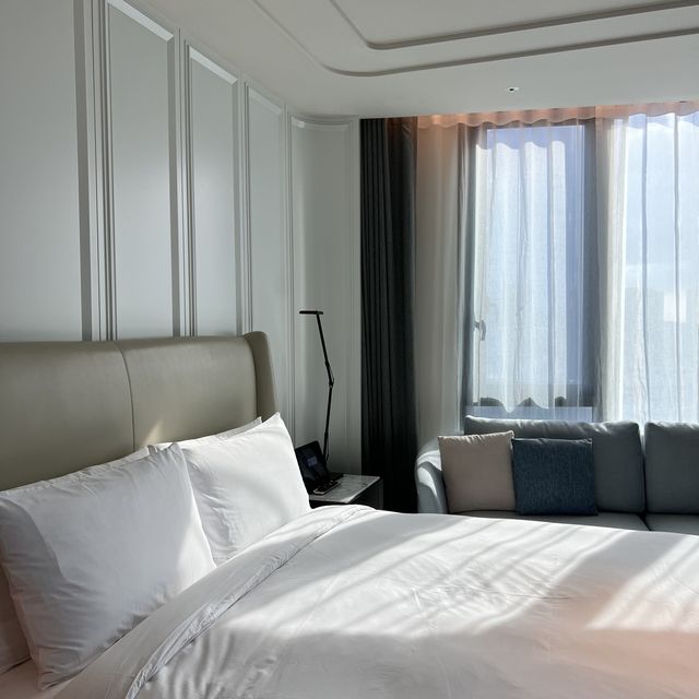 석촌호수와 롯데타워를 한 눈에 내려다 볼 수 있는 멋진 뷰를 가진 이 곳은 잠실에 위치한 5성급 호텔! 