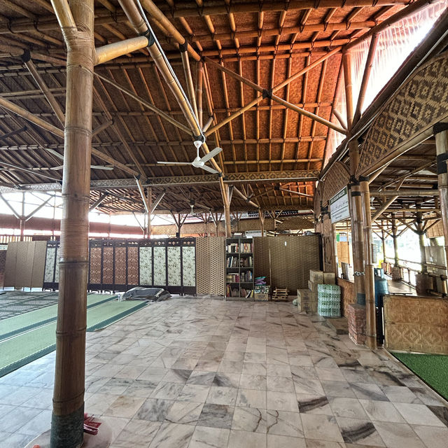 採用天然竹子建蓋的清真教堂 🕌️