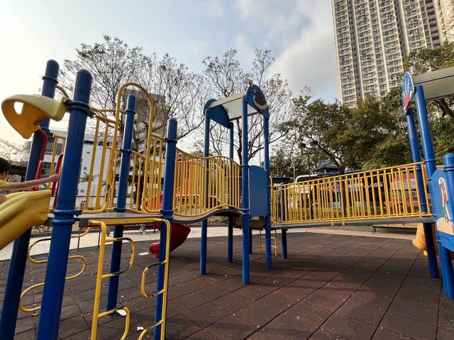九龍城廣場旁邊嘅賈炳達道公園