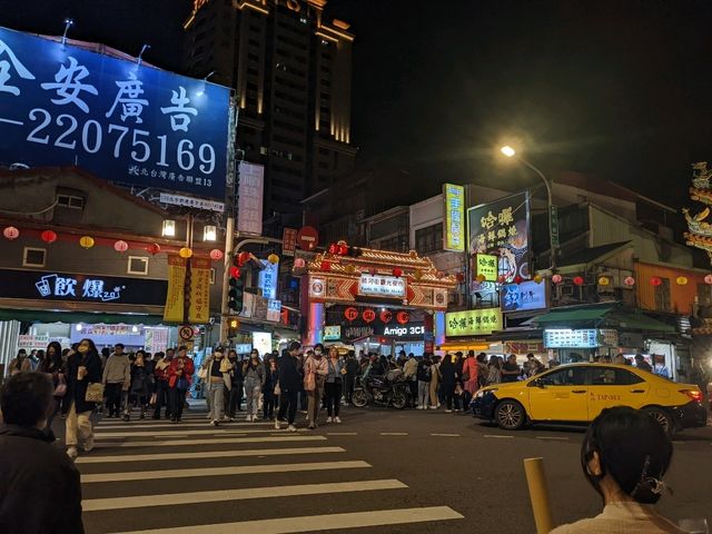 台北最有人氣既夜市😗人頭湧湧
