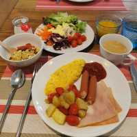 มื้อเช้าสุดฟิน ที่ห้องอาหารชาวมง 🍳🍞🥗🥩🧀