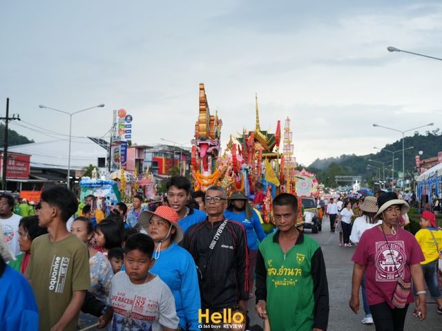 ประเพณีชักพระ แห่เรือพนมพระ อ.คุระบุรี จ.พังงา