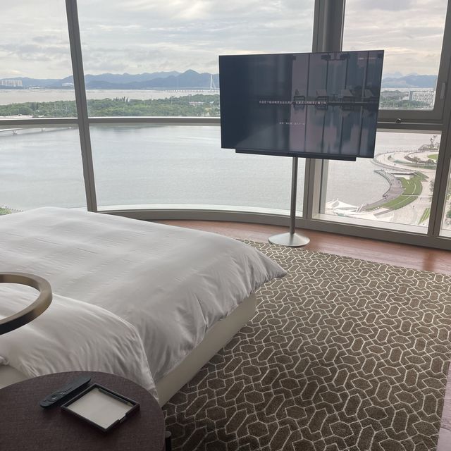 看到深圳灣海景的優雅酒店天花板