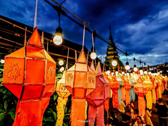 "เทศกาลโคมแสนดวง" วัดพระธาตุหริภุญชัย จ.ลำพูน 🏮