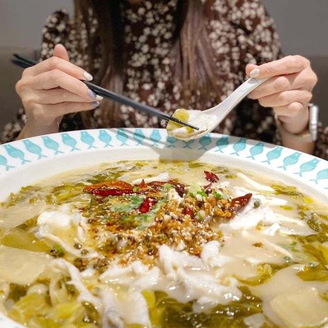 銅鑼灣｜小清新色調餐廳 吃的是惹味酸菜魚！