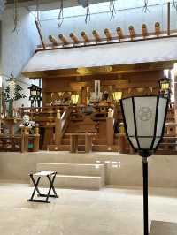 【八津御嶽神社/東京都】美術館風の建物とステンドグラスがある神社