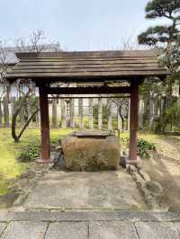 鮮やかな鳥居の稲荷神社