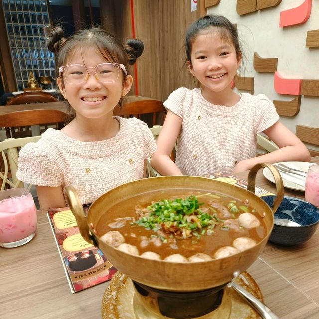 ก๋วยเตี๋ยวเรือเพนนิน ร้านดังในตำนาน