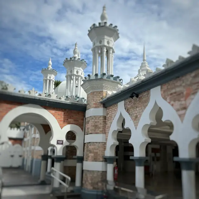 A Mosque in a Convenient Location in the City