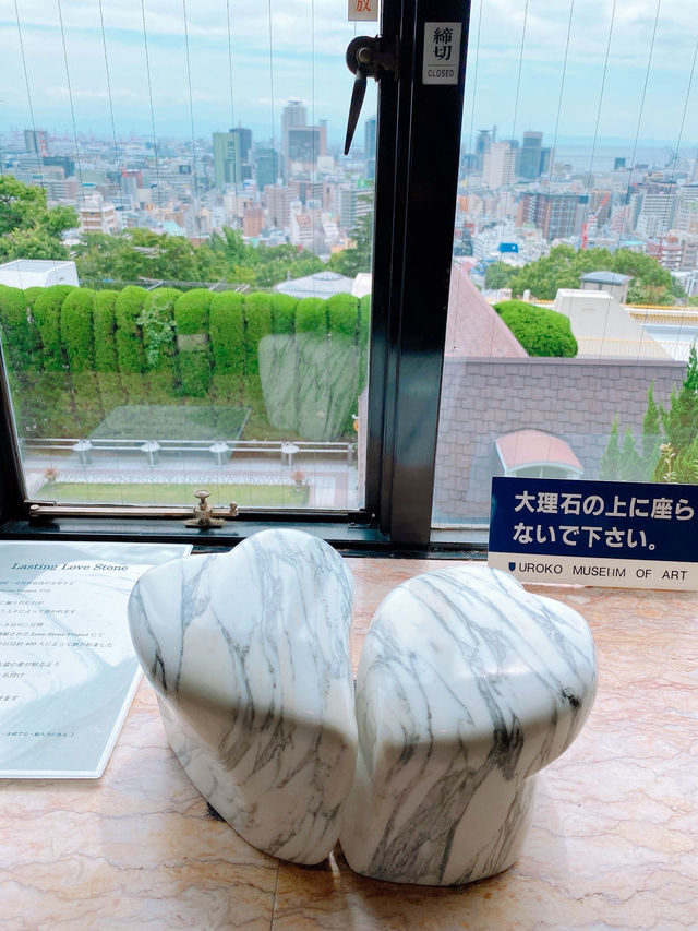 【神戸/フォトスポット】展望フロアのハートの石を磨くと良いことあるかも！？