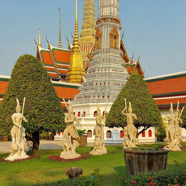 Experience the grandeur of Thailand’s royal heritage at the Grand Palace – where history comes alive