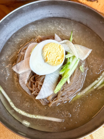 韓国・弘大】おひとり様でも入りやすいカルビ付き冷麺のお店 | Trip