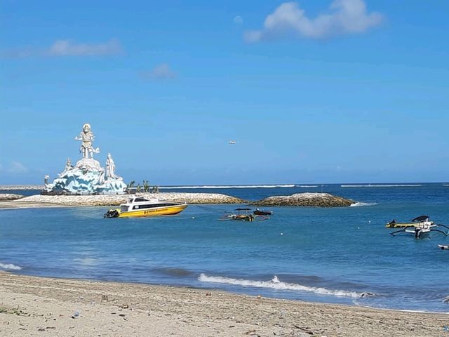 【巴釐島】Pantai Jerman海灘：蔚藍大海、雄偉雕像