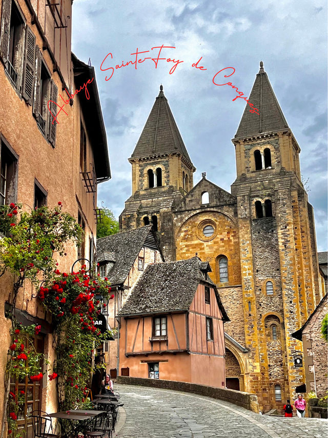 ⛪ サントフォア修道院教会：フランス巡礼路の歴史遺産 🌟