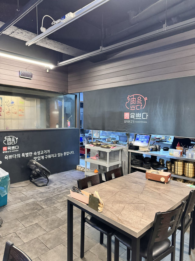 초벌해서 나와서 더 편리하게 고기를 즐길수있는 곳,육쁘다