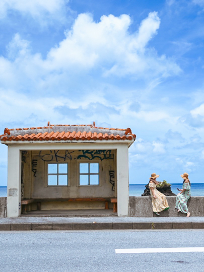 沖縄】海のそばにある赤瓦屋根の沖縄らしいバス停 | Trip.com 国頭郡