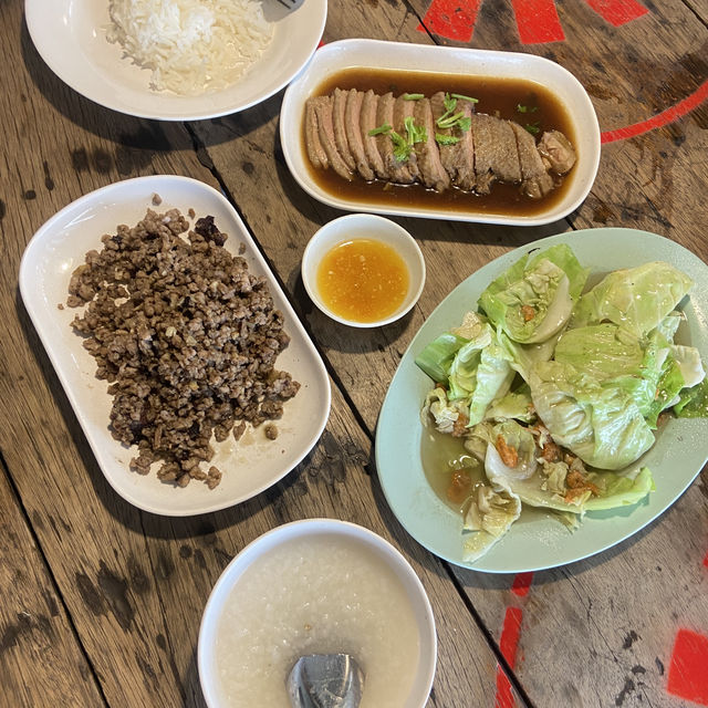 หมี่ ข้าวต้ม ร้านลับริมน้ำตัวเมืองกาญจนบุรี 
