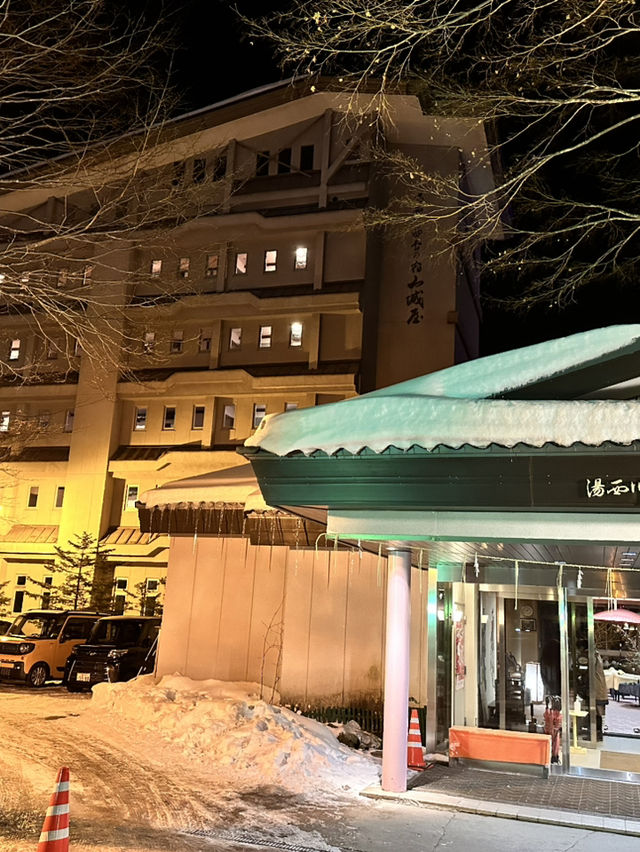 【栃木×湯西川温泉】囲炉裏でいただく平家鷹狩料理  窓からの雪景色が素晴らしく