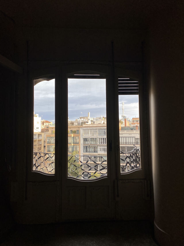 西班牙巴塞隆納｜米拉之家 Casa Milà：高第經典建築